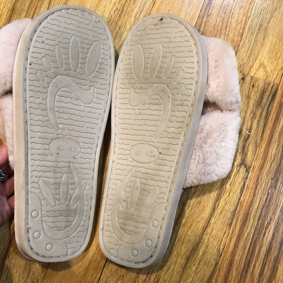 Pink fluffy cross cross strap slippers and black fluffy black cross slippers - Picture 6 of 11